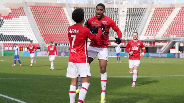 Vreugde bij Calvin Stengs en Myron Boadu na de 1-0.
