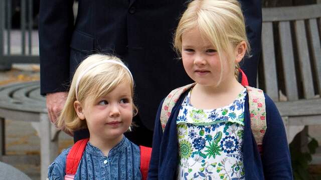 Alexia op haar allereerste schooldag met grote zus Amalia.