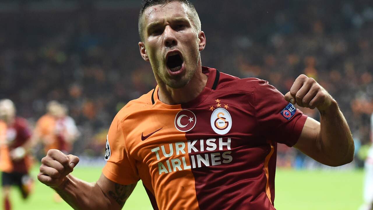 Beeld uit video: Podolski is trefzeker met volley