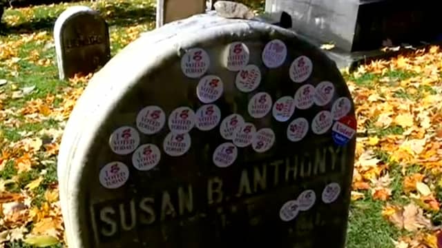 Beeld uit video: Graf volgeplakt met 'I Voted'-stickers in Rochester