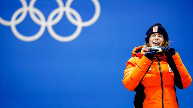 Ireen Wüst kan haar geluk niet op met haar gouden medaille van de 1500 meter.