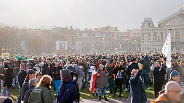 Het begint zo: organisator Michel Reijinga wilde in eerste instantie demonstreren op het Museumplein, maar dat stond de gemeente niet toe. Wel mocht het protest met maximaal vijfhonderd deelnemers in het Westerpark gehouden worden.