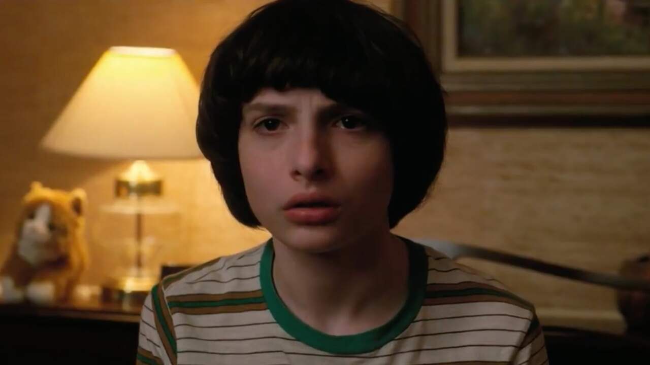 Beeld uit video: Mike denkt dat hij Eleven ziet in nieuwe clip Strangers Things 