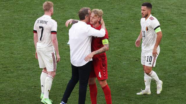 Hjulmand omhelst na afloop zijn aanvoerder Simon Kjaer.