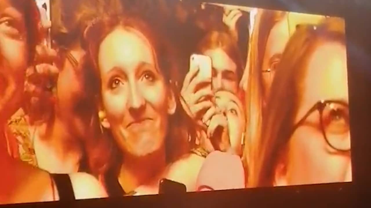 Beeld uit video: Harry Styles helpt fan uit de kast te komen door met haar vader te bellen
