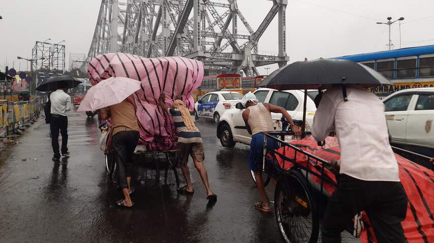 Inwoners van Bangladesh zoeken een veilig heenkomen voor cycloon bulbul