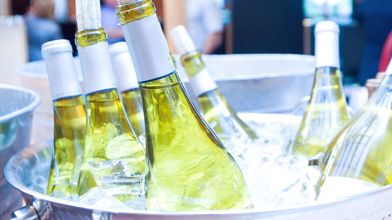 Zo koel je een fles wijn in 7 (!) minuten