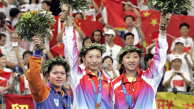 Mia Audina (rechts) in 2004 met olympisch zilver.
