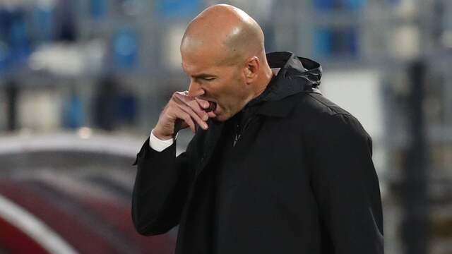 Real Madrid-trainer Zinédine Zidane verbijt zich na het 2-2-gelijkspel tegen Sevilla.