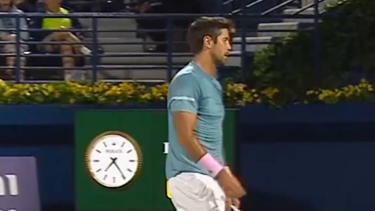 Beeld uit video: Verdasco gaat in Dubai tegen Federer volledig mist in met service