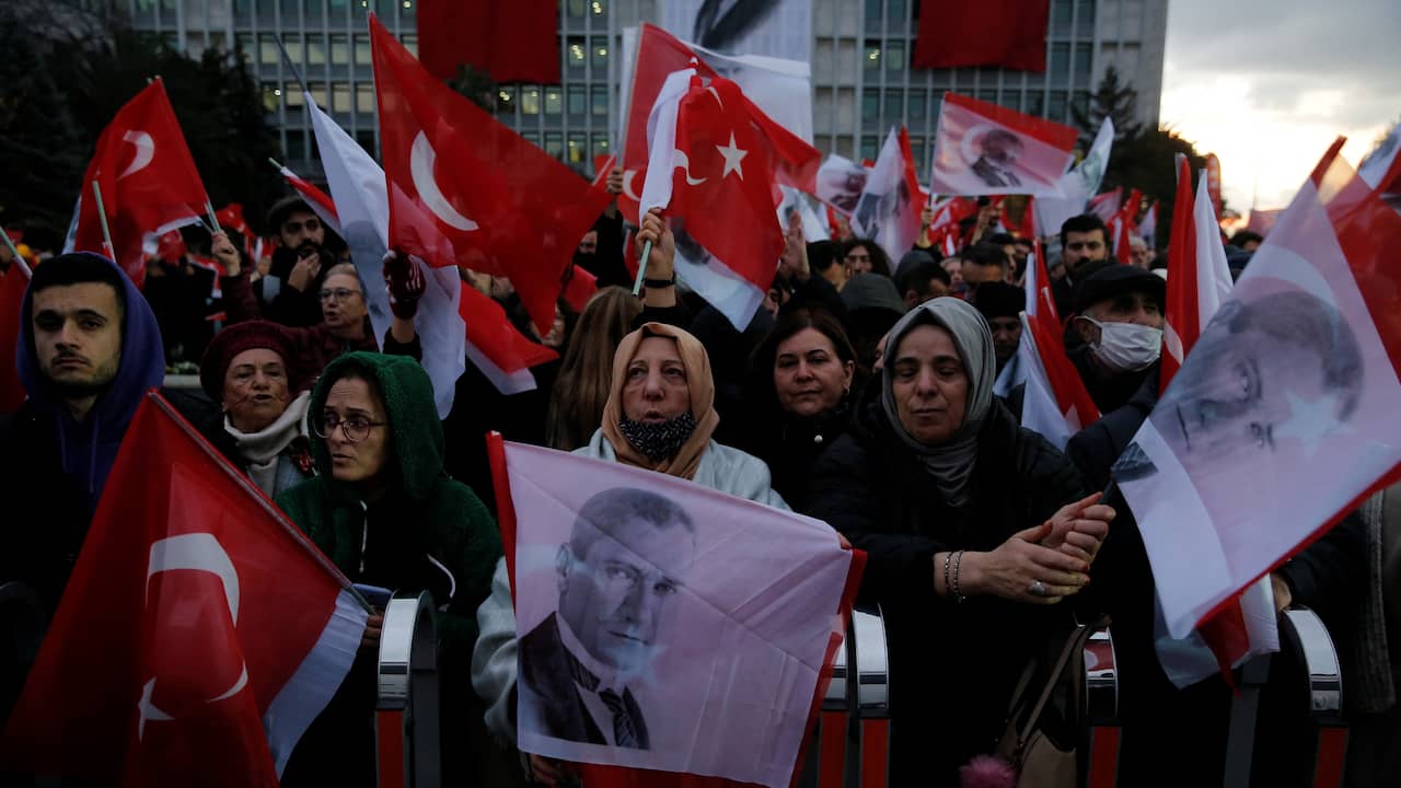 Migliaia di turchi manifestano a Istanbul contro la condanna al carcere del sindaco |  All’estero