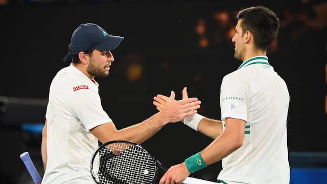 Novak Djokovic hoefde niet veel te duchten van de Russische revelatie Aslan Karatsev.