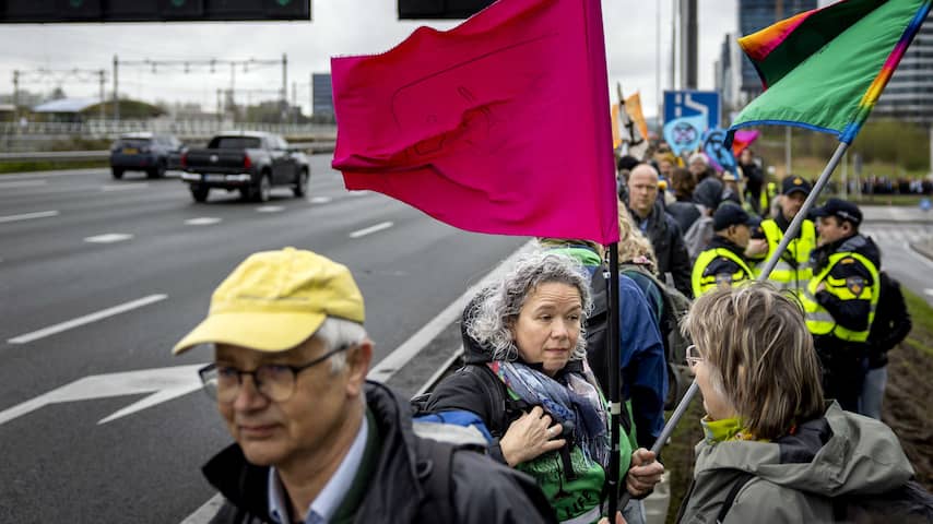 Klimaatblokkade op snelweg A10 mislukt, activisten boos op politie
