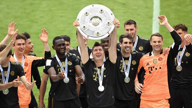Bayern München kreeg zaterdag na de laatste wedstrijd van het seizoen de schaal uitgereikt.