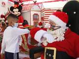 De Kerstman begroet een jongen op een coronaproof manier in de Mexicaanse stad Guadalajara.