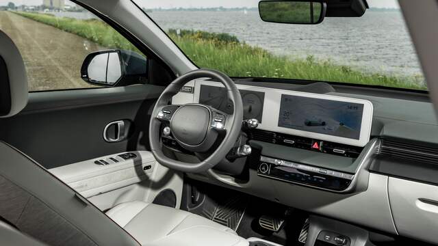 In het strakke, futuristische interieur domineren de schermen.