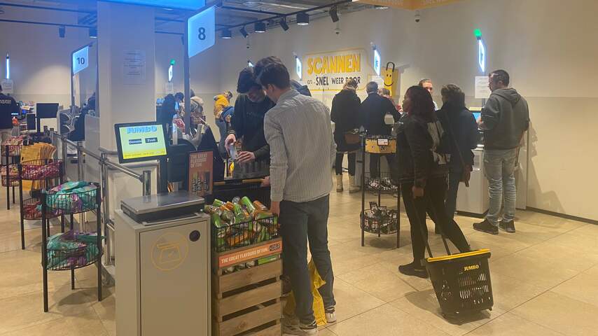 Helft supermarktklanten loopt kassamedewerker voorbij en scant producten zelf