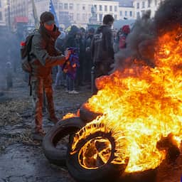 In beeld | Brandende strobalen en mest over politie: boeren roeren zich in Brussel