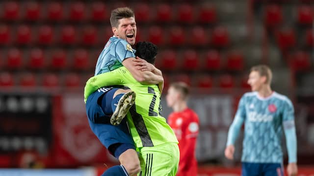 Klaas-Jan Huntelaar valt André Onana in de armen na een van zijn goals tegen FC Twente.