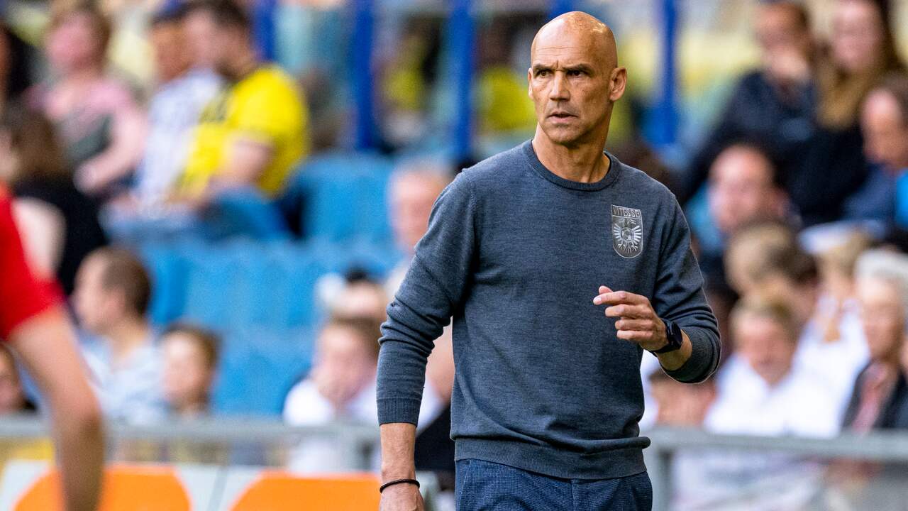 Vitesse-trainer Thomas Letsch mist flink wat spelers tegen AZ.