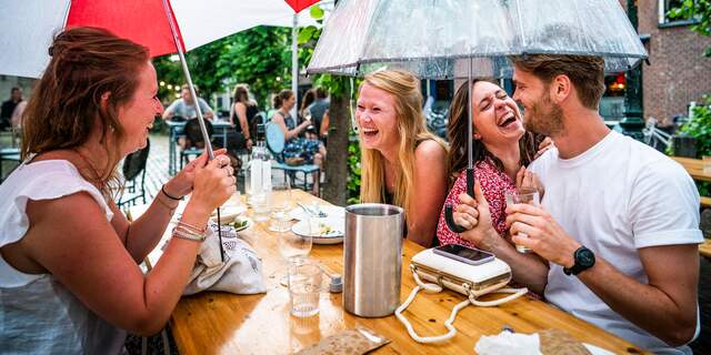 Waar komt onze drang om op het terras te zitten vandaan?