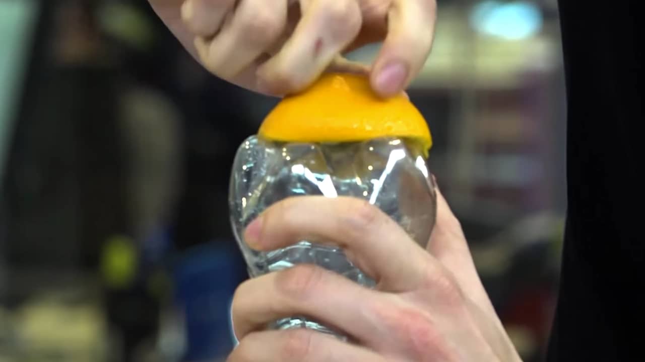 Beeld uit video: Lifehack getest: Sinaasappelsap maken met pers van 15 cent statiegeld