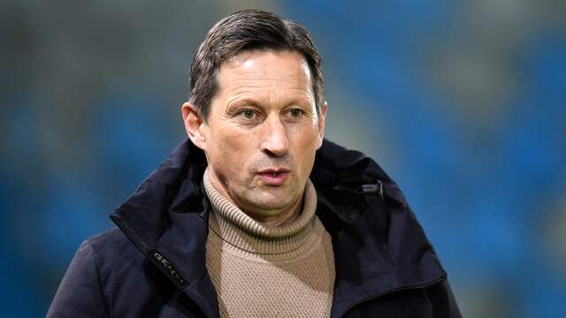 PSV-trainer Roger Schmidt wil vanwege het drukke programma geen risico nemen met lichte blessures bij zijn spelers.