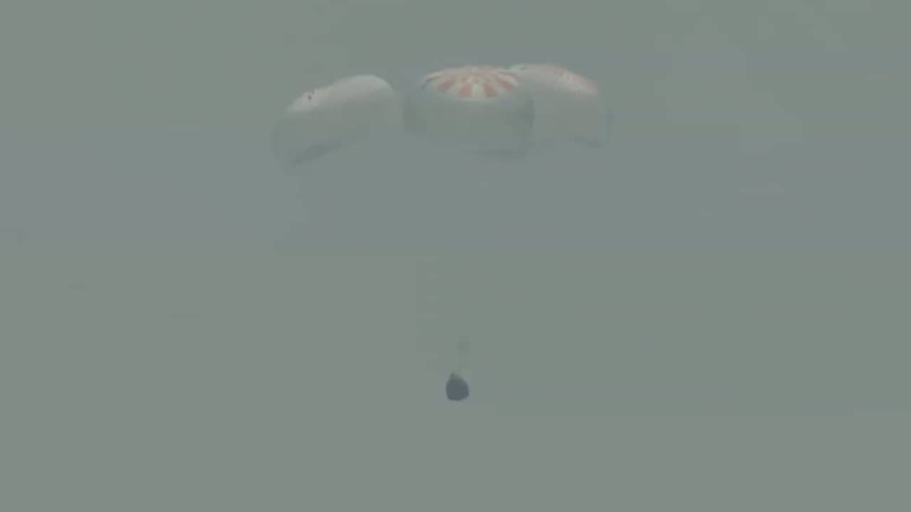 Beeld uit video: SpaceX Dragon-capsule landt in zee na historische reis