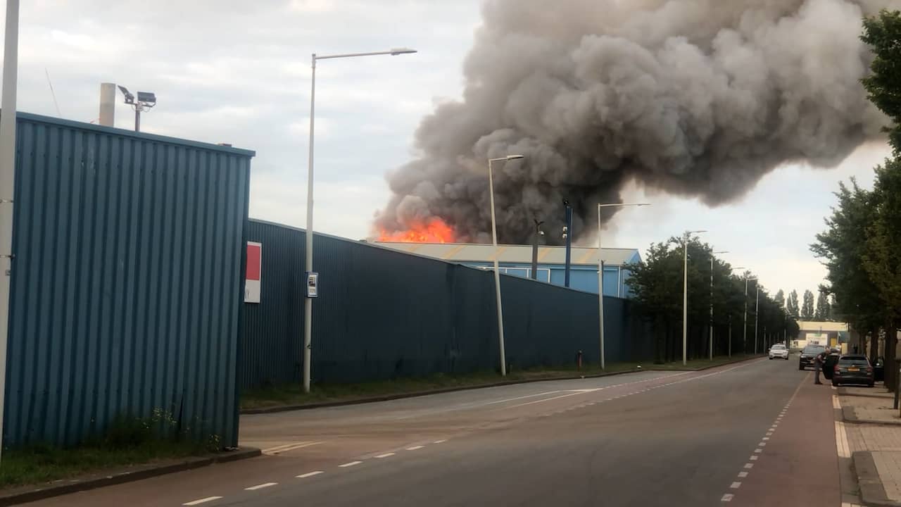 Beeld uit video: Grote brand bij recyclebedrijf in Amsterdam