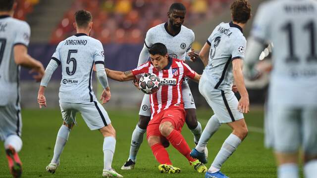 Atlético-spits Luis Suárez tegen een overmacht van Chelsea-verdedigers.