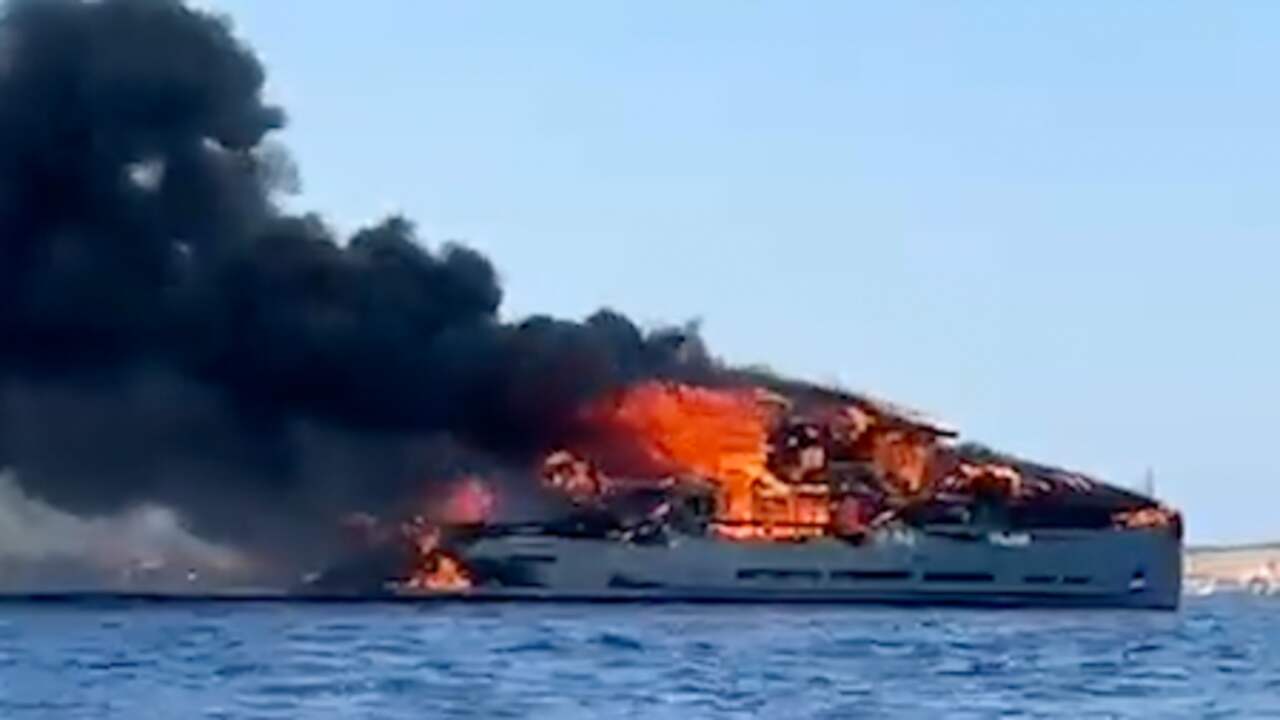 Beeld uit video: Miljoenenjacht gaat in vlammen op voor Spaanse kust