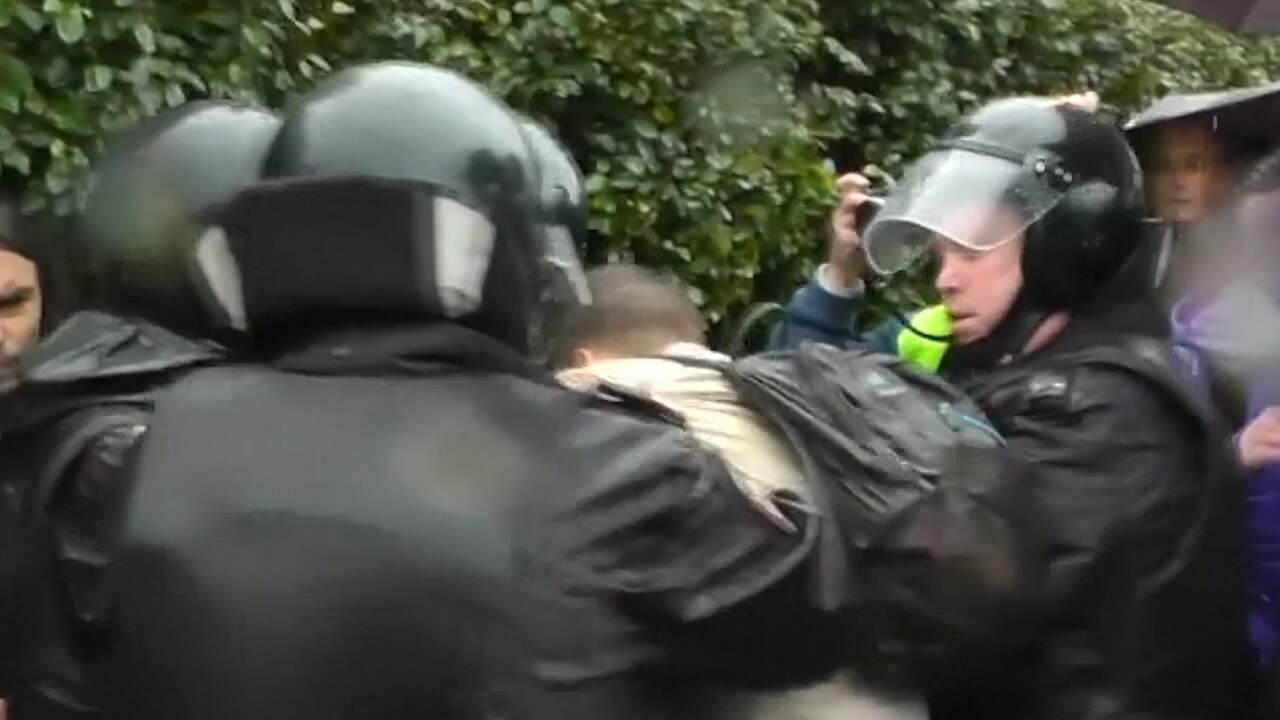 Beeld uit video: Russische politie houdt demonstranten aan in Yekaterinburg