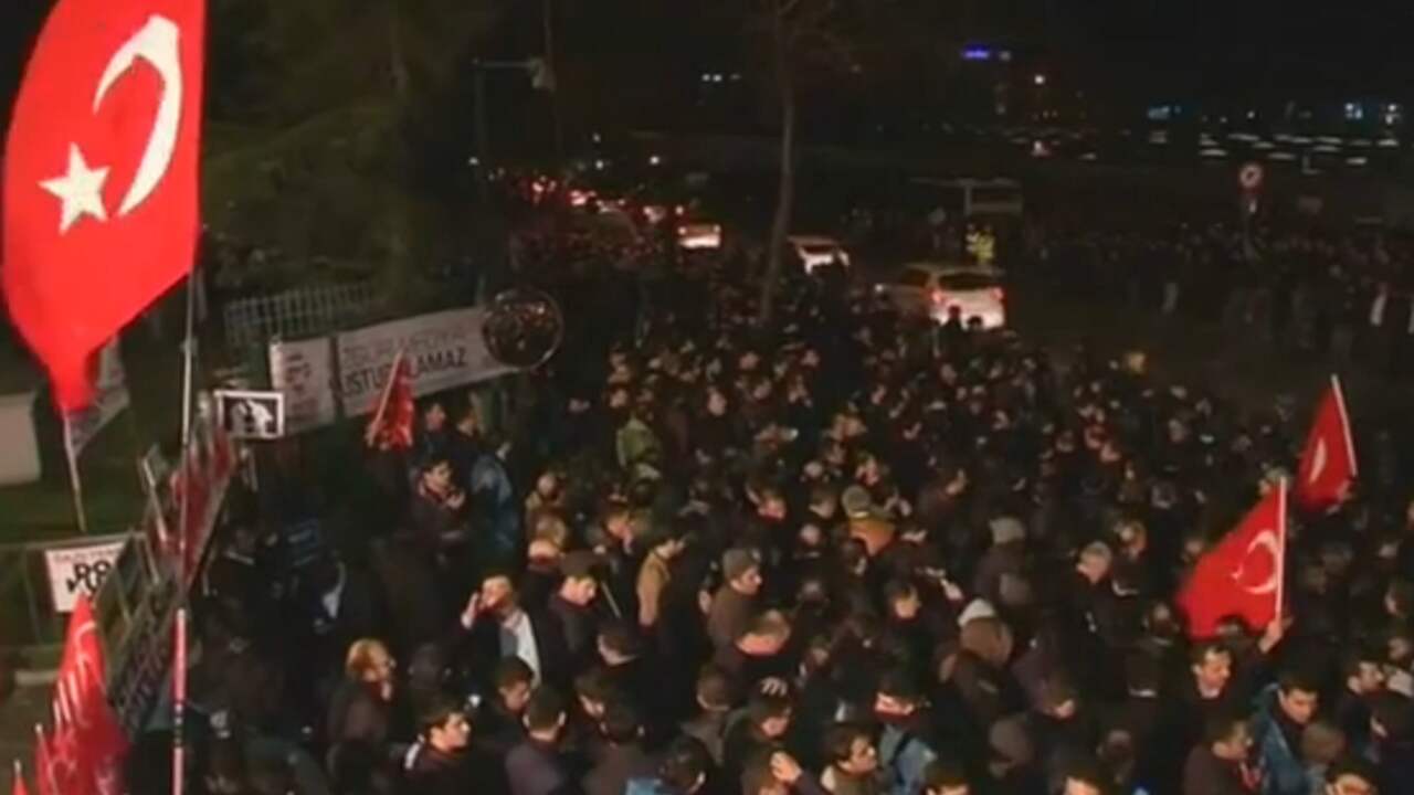 Beeld uit video: Protest bij overgenomen Turkse krant Zaman