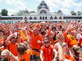 Duizenden Oranje-fans houden 'sitdown' in bloedheet Boedapest