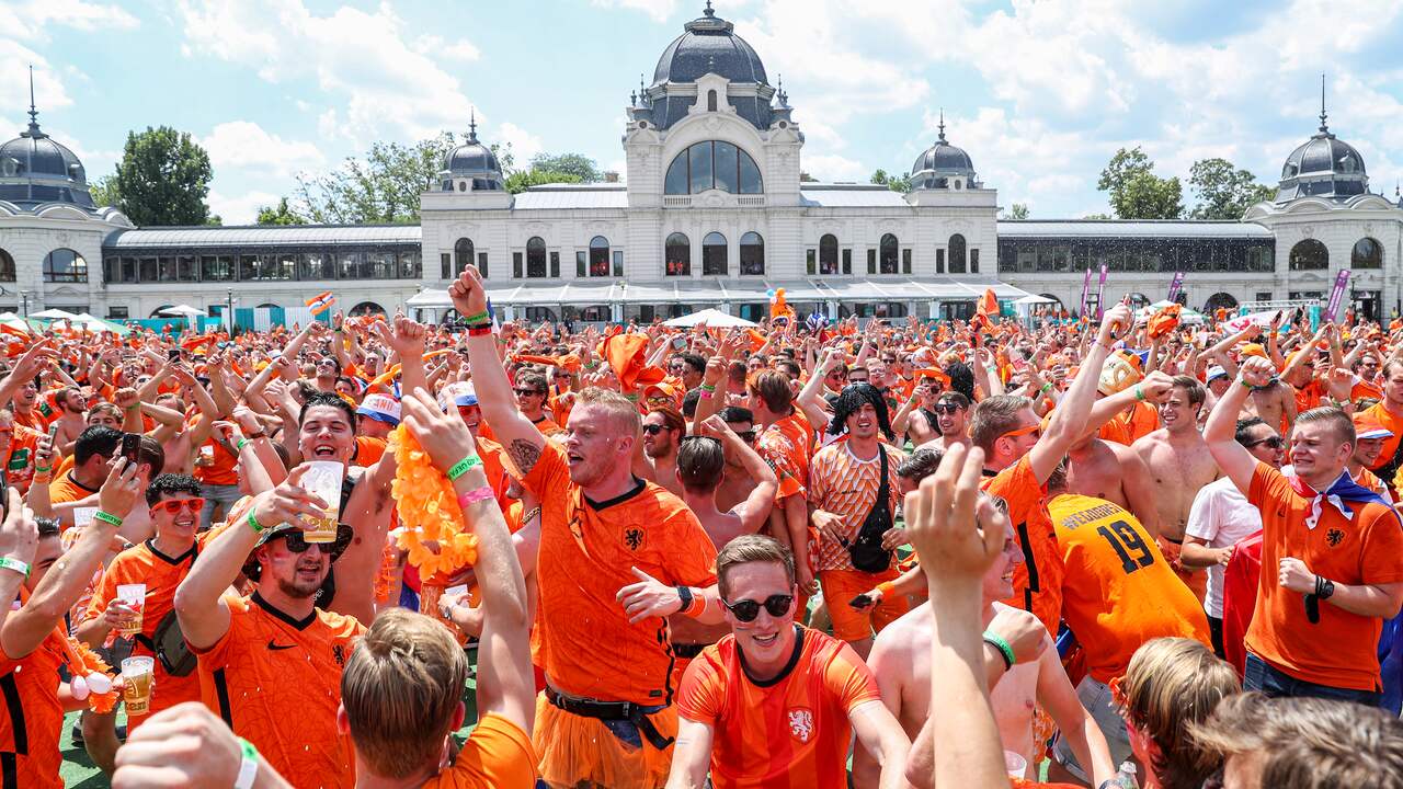 Beeld uit video: Duizenden Oranjefans houden 'sitdown' in bloedheet Boedapest