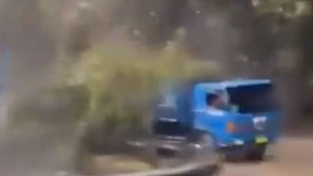Truck in Indonesië bijna bedolven onder modderstroom