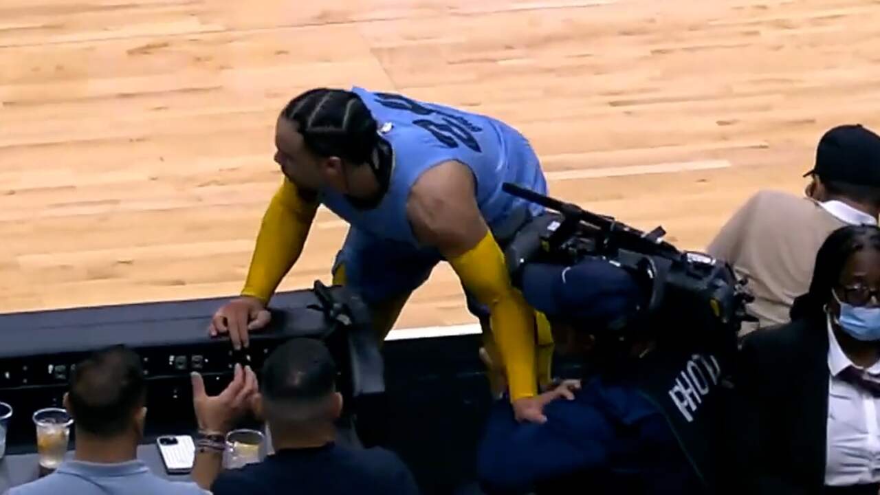 Beeld uit video: NBA-speler beukt cameraman en moet boete betalen