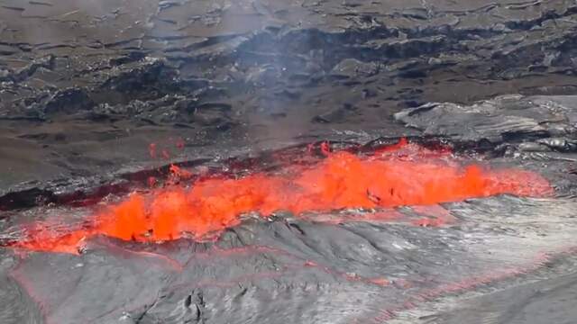 Kilauea-vulkaan op Hawaï spuwt rook en lava
