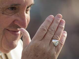 Vaticaan: Paus wilde ring niet laten kussen vanwege 'hygiëne'