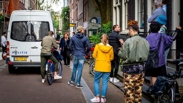 Op een filmpje dat rondgaat op sociale media is De Vries duidelijk herkenbaar te zien met een bebloed gezicht. Hij ligt op zijn rug op de straat. Omstanders helpen hem en roepen of er al gebeld is naar 112.