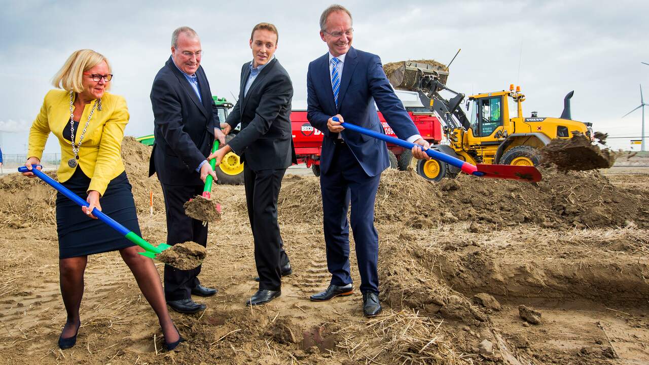 Toenmalig minister Henk Kamp (rechts) viert de komst van het eerste Google-datacenter naar de Eemshaven.