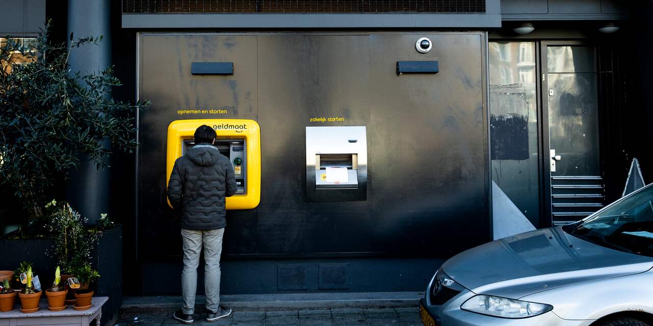 Rabobank maakt storten van 200 en 500 eurobiljet duurder voor bedrijven