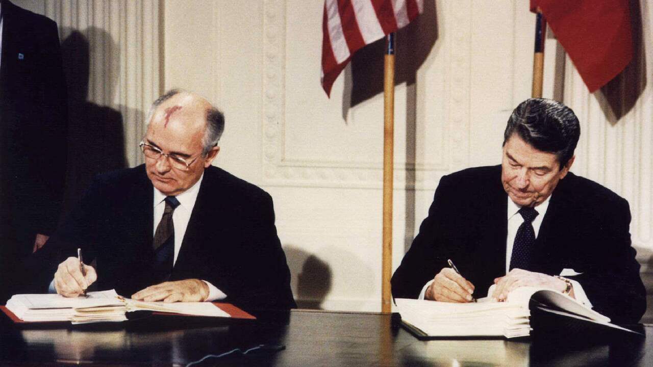 Gorbatschow und US-Präsident Reagan unterzeichnen 1987 einen Vertrag über das Verbot der Produktion von (Atom-)Raketen.