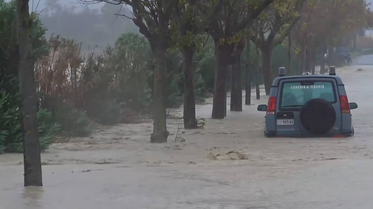 Beeld uit video: Straten en winkels onder water na zware regenval in Zuid-Italië