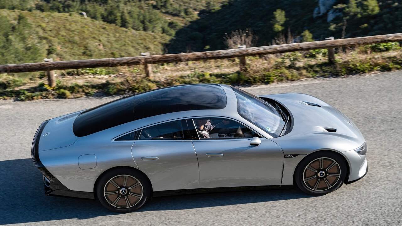 Wat Lightyear betreft is de vergelijkbare vorm van de Mercedes-Benz EQXX en de toepassing van een zonnepaneel een compliment.