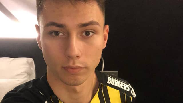 Vitesse-aanwinst Dominik Oroz in het shirt van zijn nieuwe club.