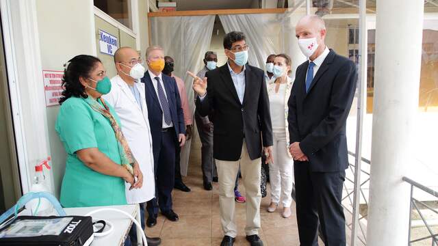 Minister Stef Blok (Foreign Affairs) visited Suriname in November for Independence Day.  Then he visited a hospital in the capital Paramaribo, among other things.