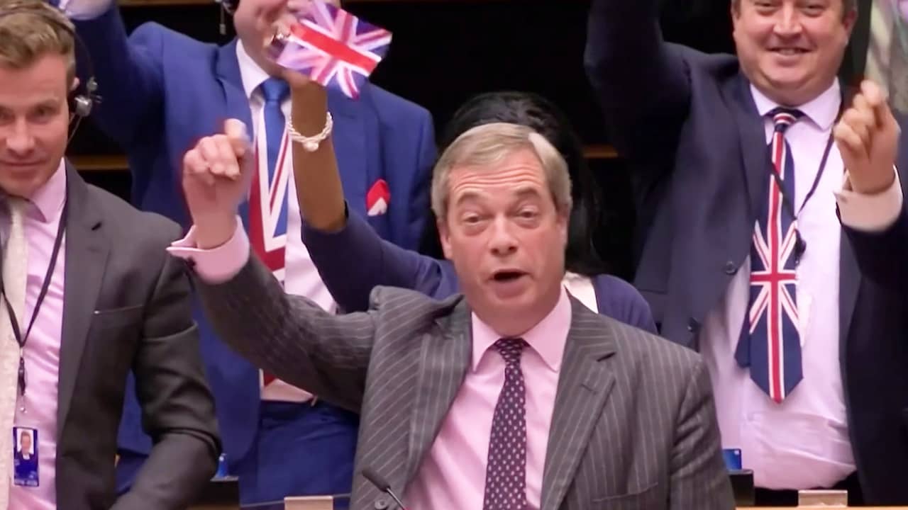 Beeld uit video: VK en EU nemen afscheid van elkaar met gezang en vlaggetjes
