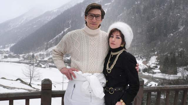 Op kledinggebied is de ster van de film de visserstrui die Adam Driver draagt op de skipiste.
