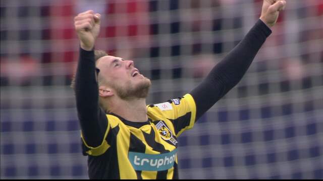 Van Wolfswinkel beslist bekerfinale met tweede goal